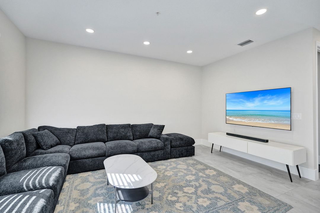 出租: $4,500 (3 贝兹, 3 浴室, 1957 平方英尺)