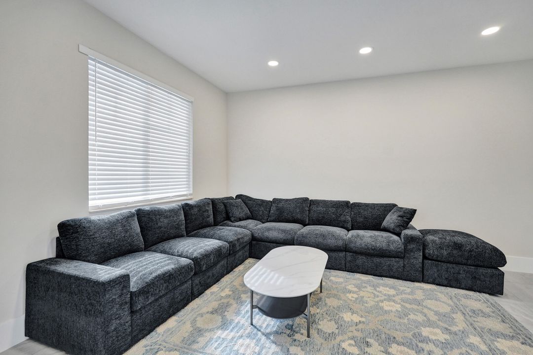 出租: $4,500 (3 贝兹, 3 浴室, 1957 平方英尺)