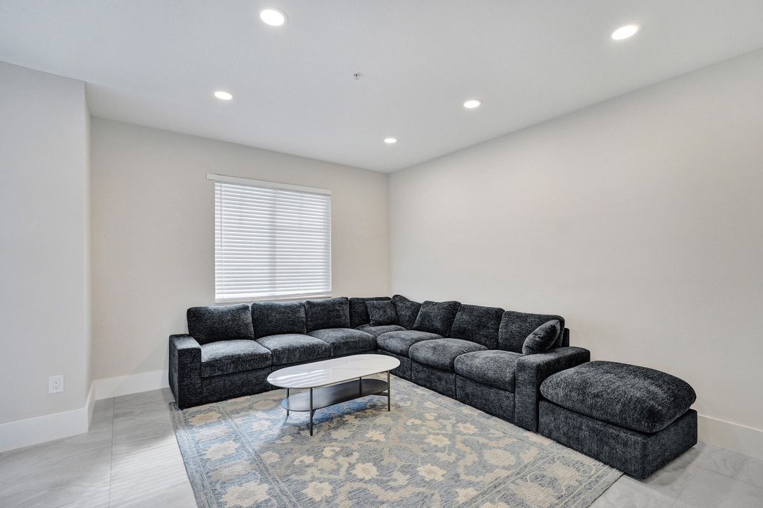 出租: $4,500 (3 贝兹, 3 浴室, 1957 平方英尺)