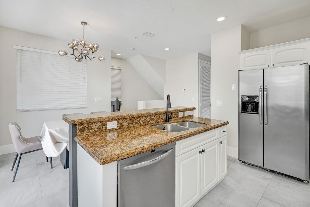 出租: $4,500 (3 贝兹, 3 浴室, 1957 平方英尺)