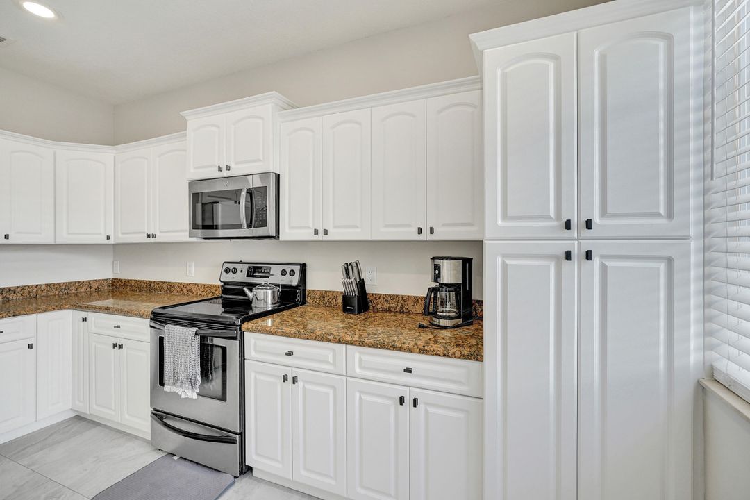 出租: $4,500 (3 贝兹, 3 浴室, 1957 平方英尺)