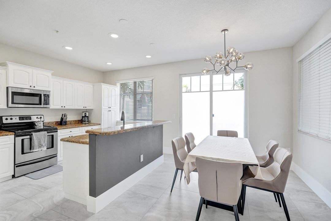 出租: $4,500 (3 贝兹, 3 浴室, 1957 平方英尺)