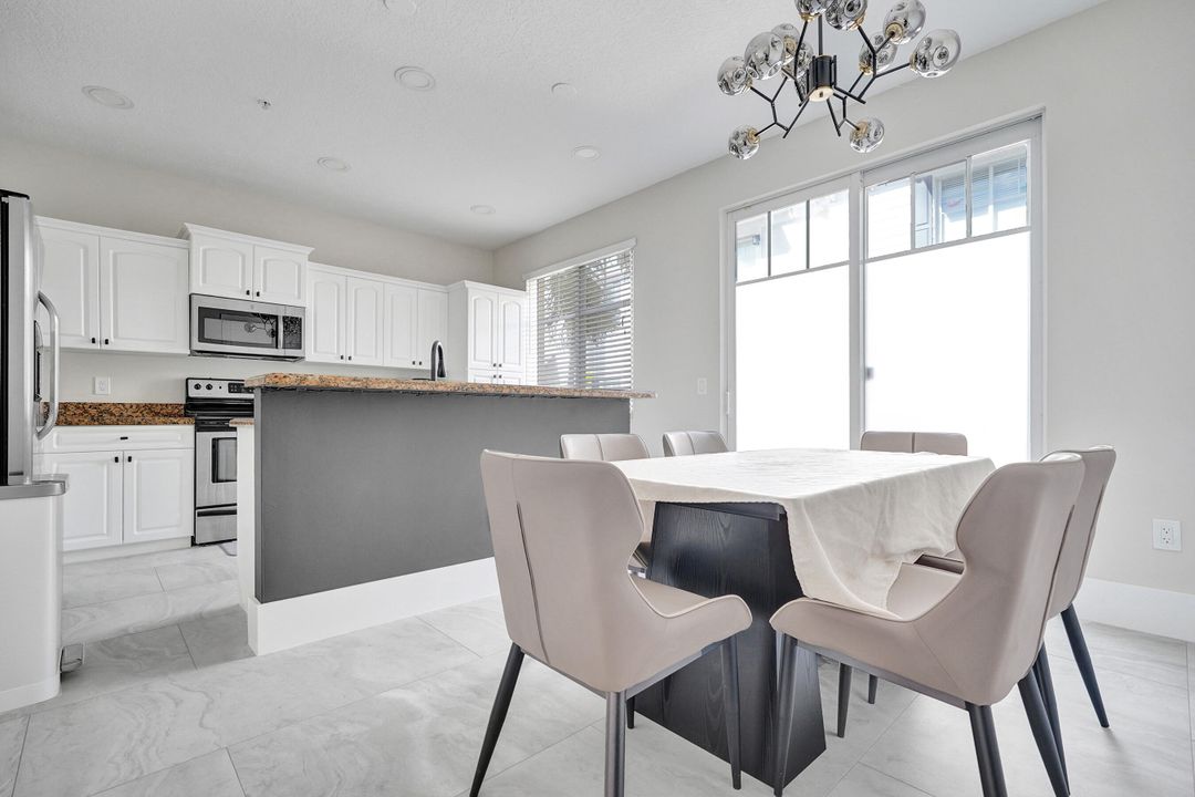 出租: $4,500 (3 贝兹, 3 浴室, 1957 平方英尺)