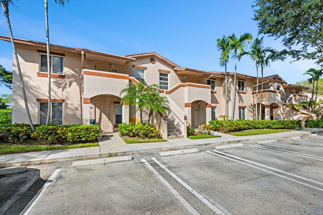 合同活跃: $2,100 (3 贝兹, 2 浴室, 1061 平方英尺)