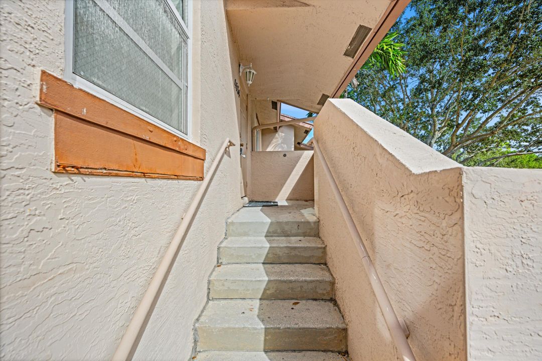 合同活跃: $2,100 (3 贝兹, 2 浴室, 1061 平方英尺)