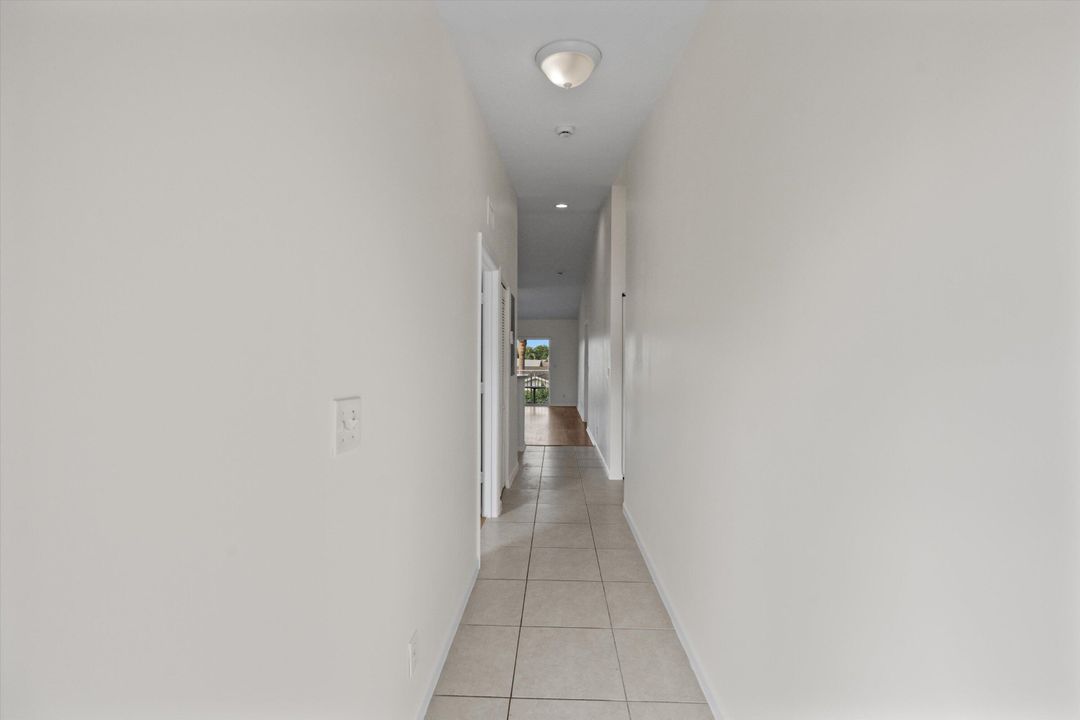 合同活跃: $2,100 (3 贝兹, 2 浴室, 1061 平方英尺)