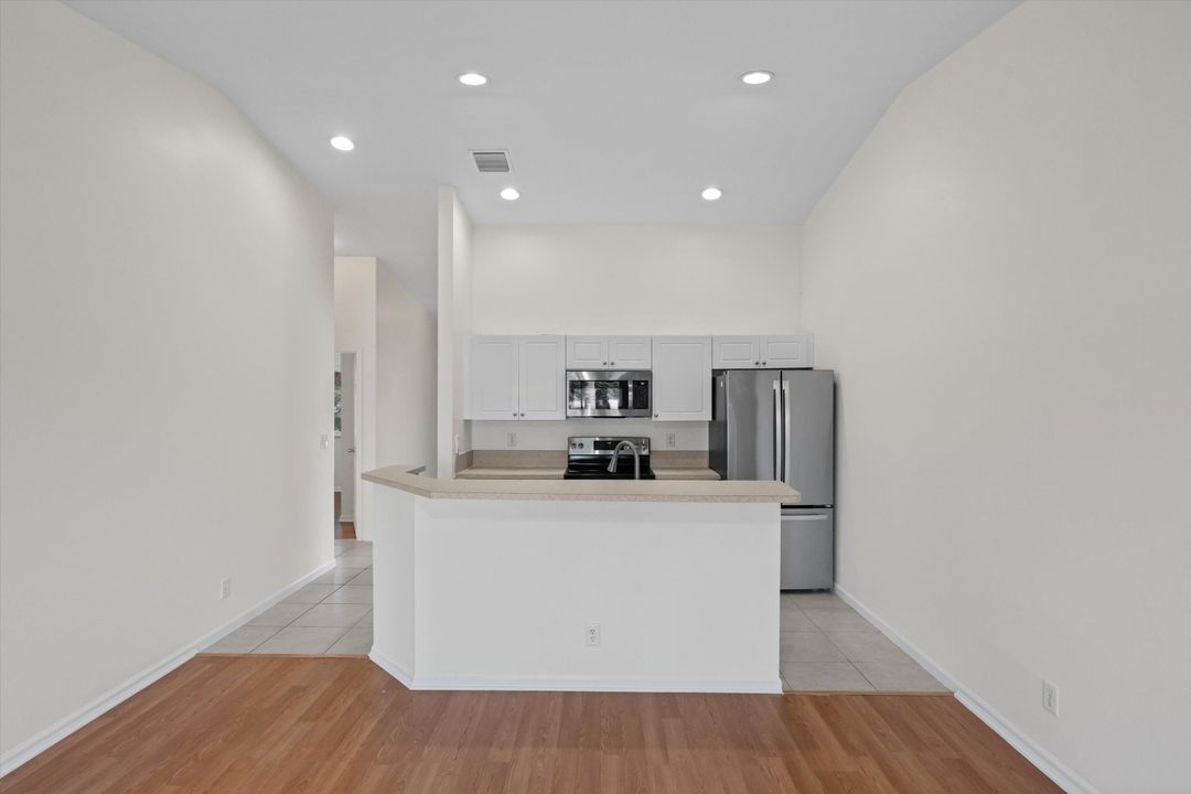 合同活跃: $2,100 (3 贝兹, 2 浴室, 1061 平方英尺)