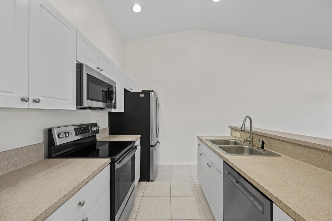 合同活跃: $2,100 (3 贝兹, 2 浴室, 1061 平方英尺)