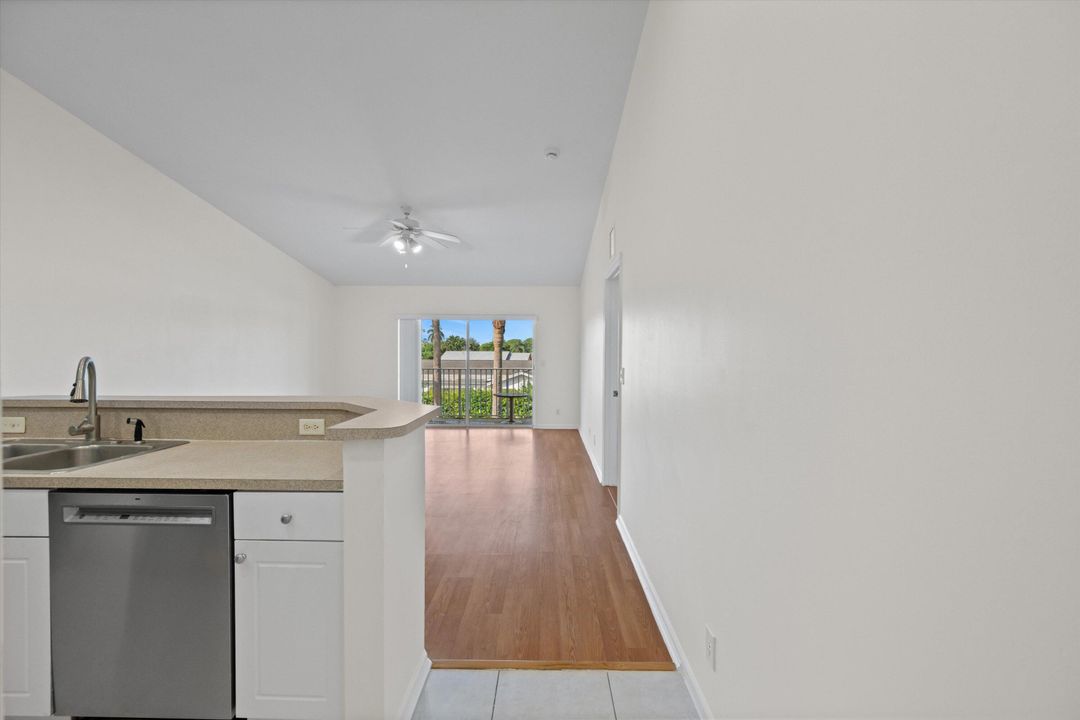 合同活跃: $2,100 (3 贝兹, 2 浴室, 1061 平方英尺)