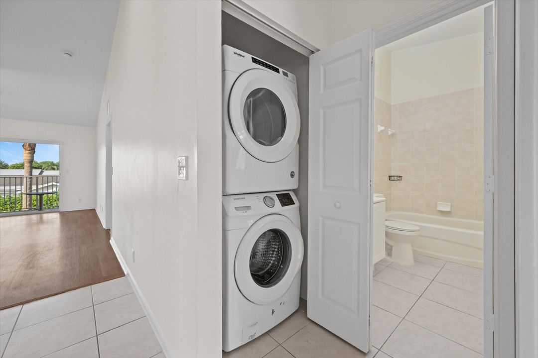 合同活跃: $2,100 (3 贝兹, 2 浴室, 1061 平方英尺)