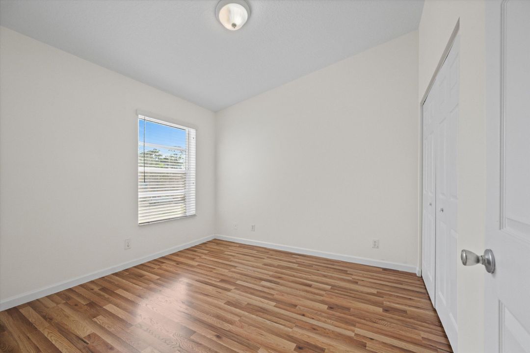 合同活跃: $2,100 (3 贝兹, 2 浴室, 1061 平方英尺)