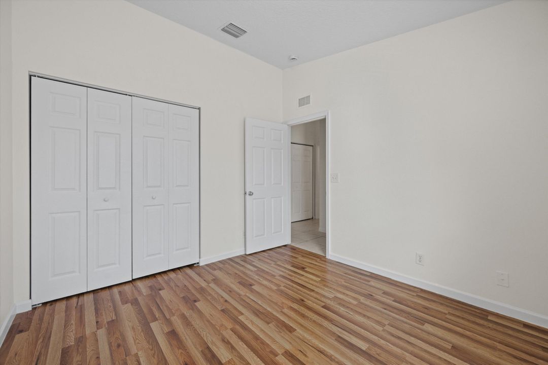 合同活跃: $2,100 (3 贝兹, 2 浴室, 1061 平方英尺)