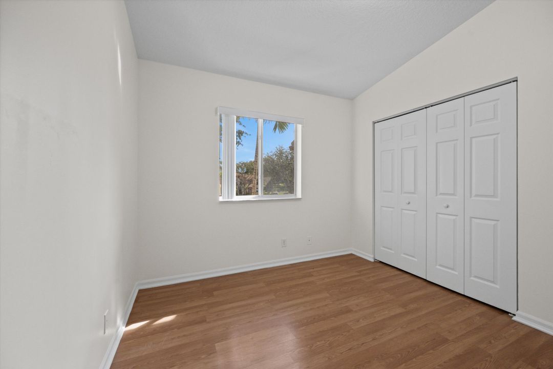 合同活跃: $2,100 (3 贝兹, 2 浴室, 1061 平方英尺)