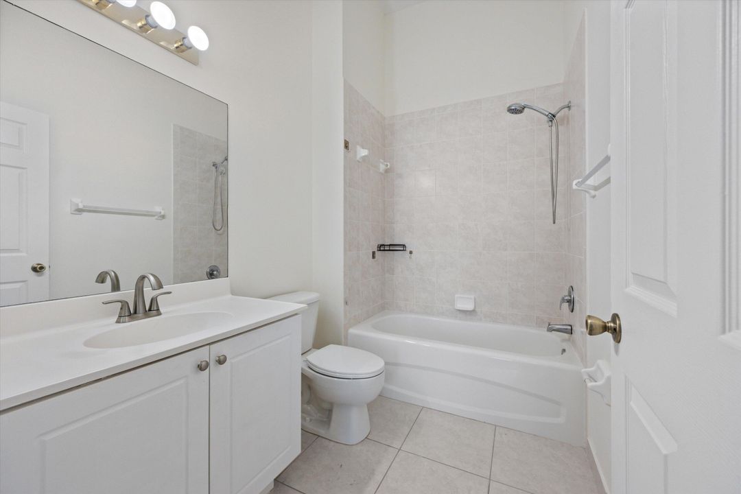 合同活跃: $2,100 (3 贝兹, 2 浴室, 1061 平方英尺)