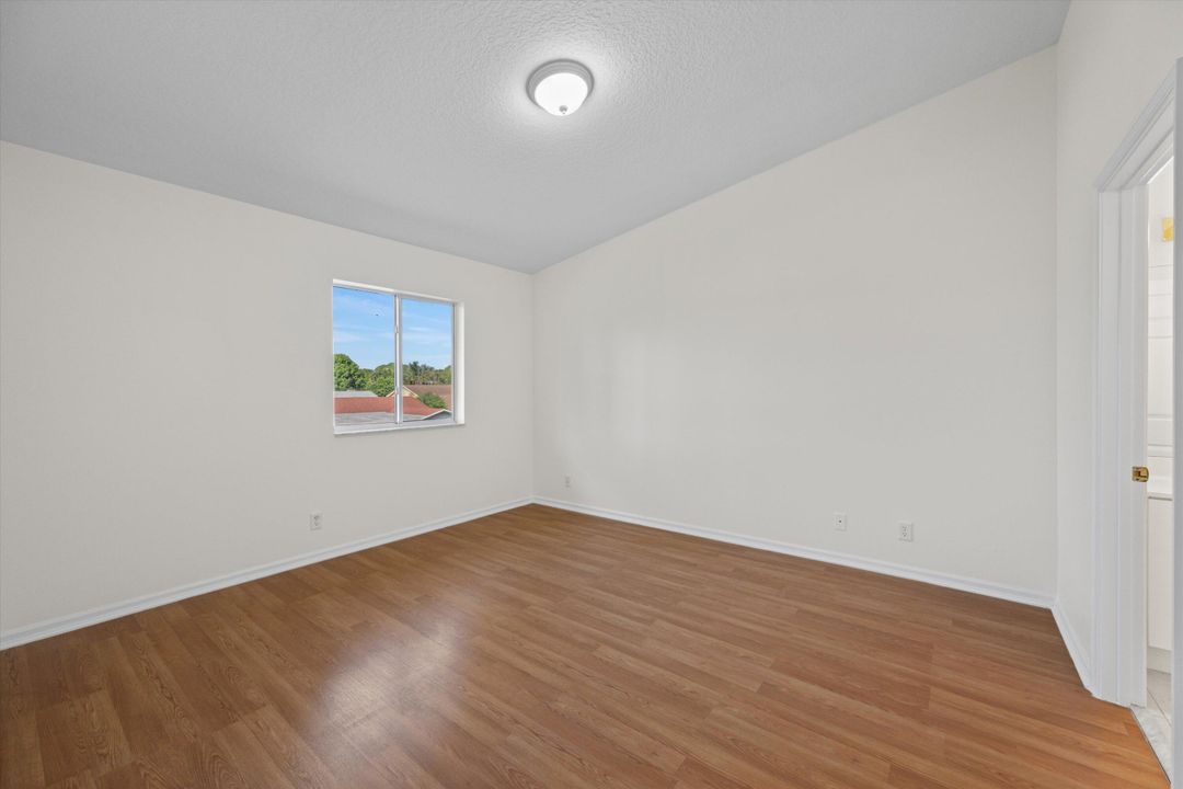 合同活跃: $2,100 (3 贝兹, 2 浴室, 1061 平方英尺)