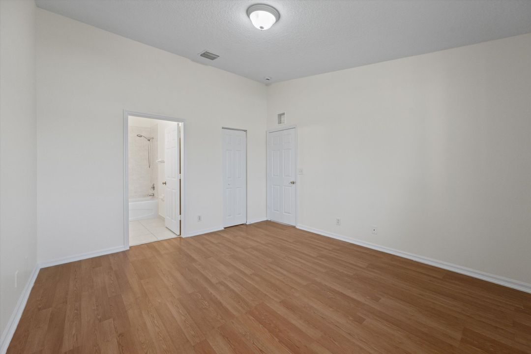 合同活跃: $2,100 (3 贝兹, 2 浴室, 1061 平方英尺)