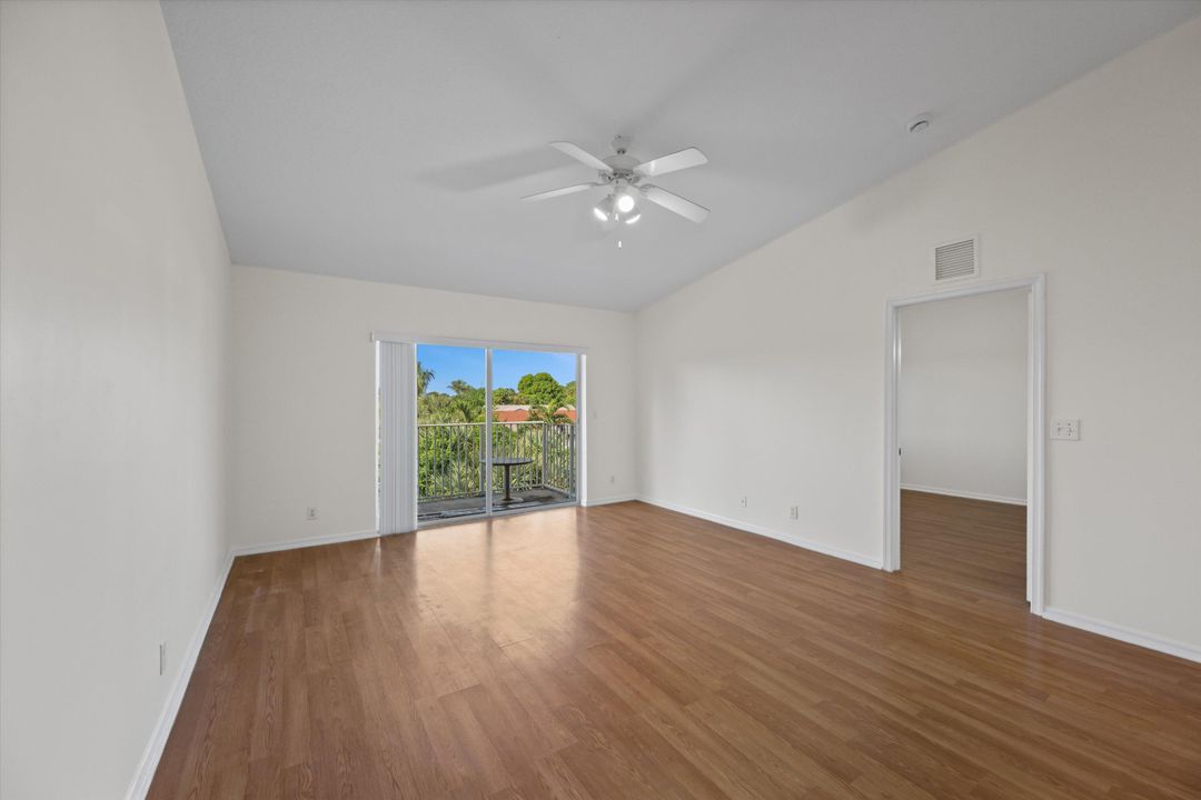 合同活跃: $2,100 (3 贝兹, 2 浴室, 1061 平方英尺)