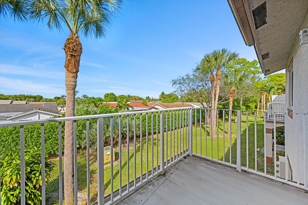 合同活跃: $2,100 (3 贝兹, 2 浴室, 1061 平方英尺)