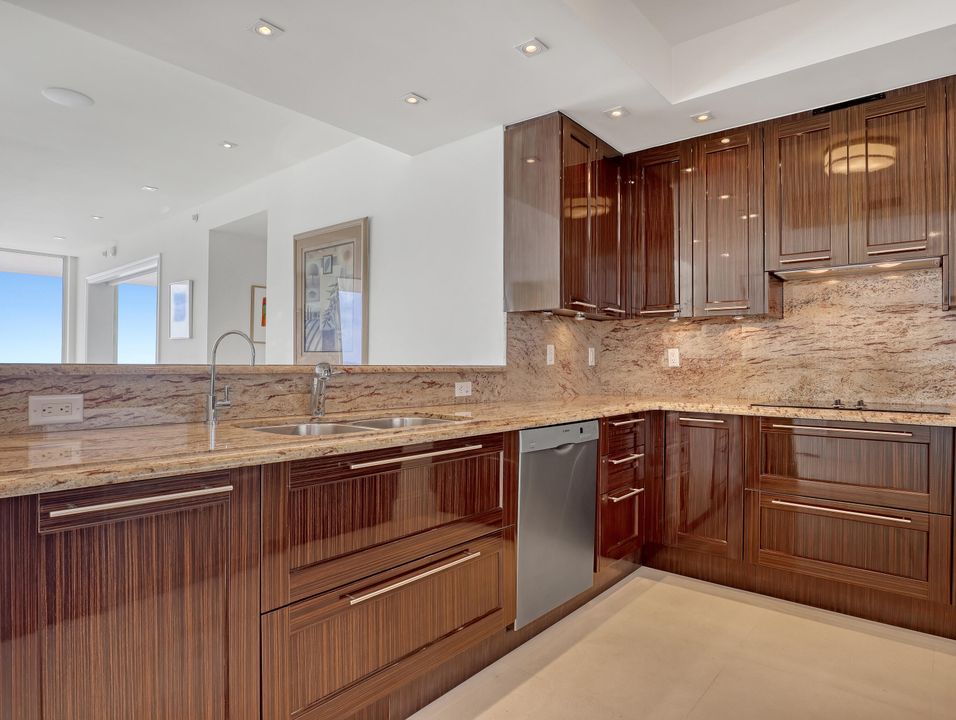 出租: $14,000 (2 贝兹, 2 浴室, 1920 平方英尺)