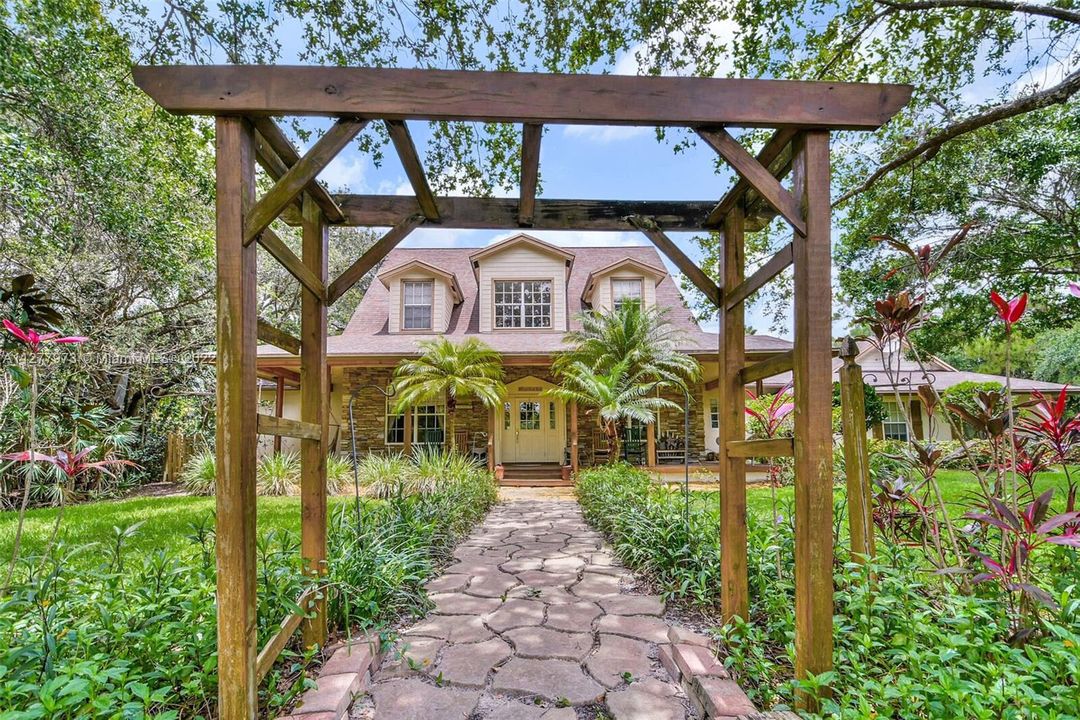 En Renta: $4,500 (4 camas, 3 baños, 3931 Pies cuadrados)