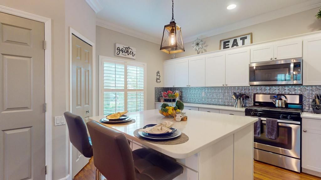 Active With Contract: $310,000 (2 beds, 2 baths, 1650 Square Feet)