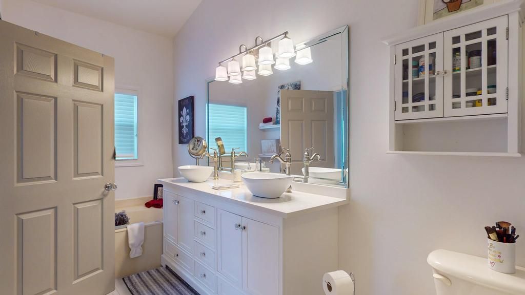 Active With Contract: $310,000 (2 beds, 2 baths, 1650 Square Feet)