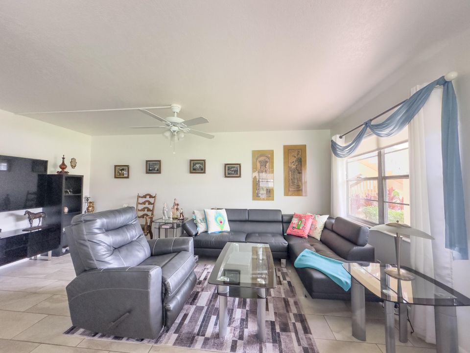 For Rent: $1,799 (2 beds, 1 baths, 840 Square Feet)