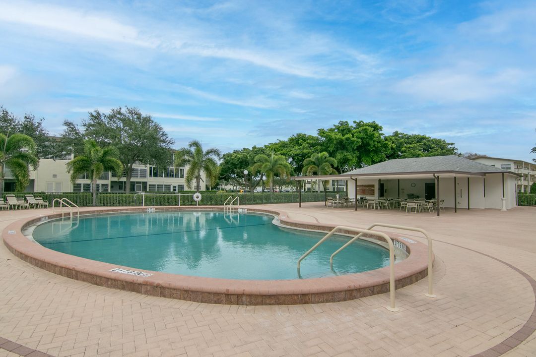 For Rent: $1,799 (2 beds, 1 baths, 840 Square Feet)