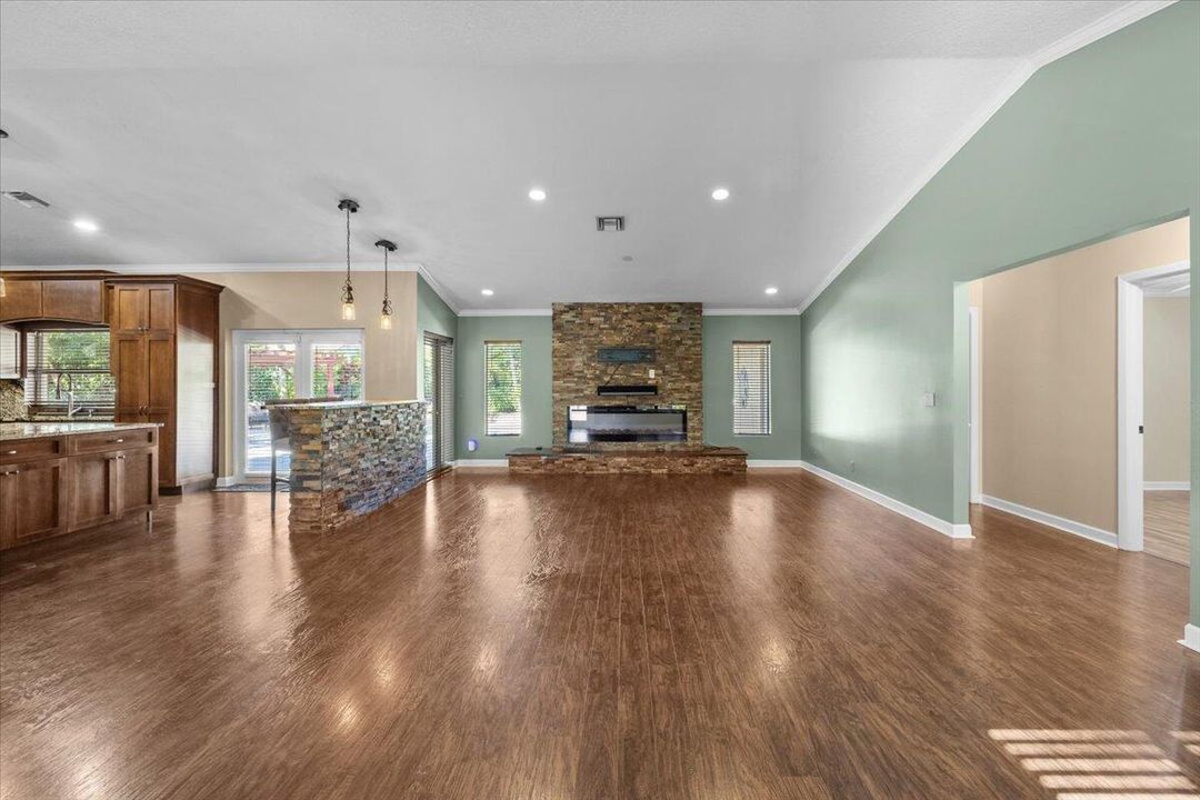 合同活跃: $775,000 (4 贝兹, 2 浴室, 2058 平方英尺)