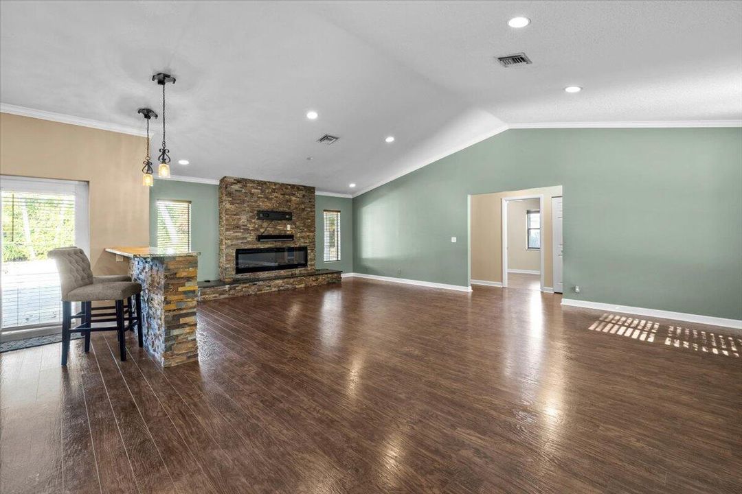 合同活跃: $775,000 (4 贝兹, 2 浴室, 2058 平方英尺)