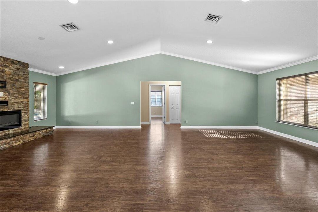 合同活跃: $775,000 (4 贝兹, 2 浴室, 2058 平方英尺)