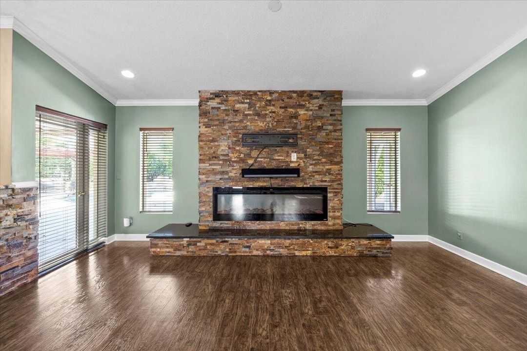 合同活跃: $775,000 (4 贝兹, 2 浴室, 2058 平方英尺)