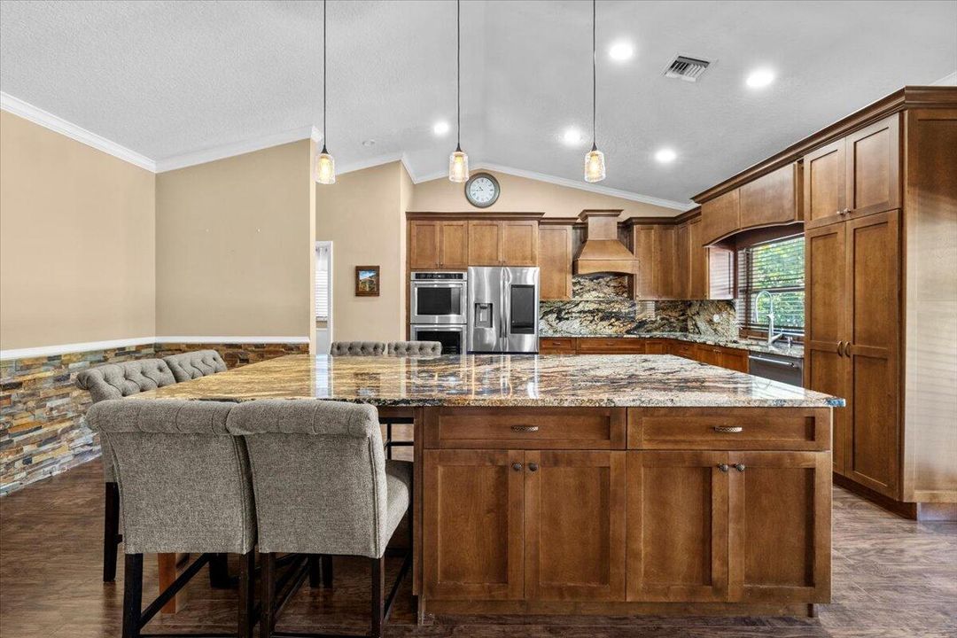 合同活跃: $775,000 (4 贝兹, 2 浴室, 2058 平方英尺)