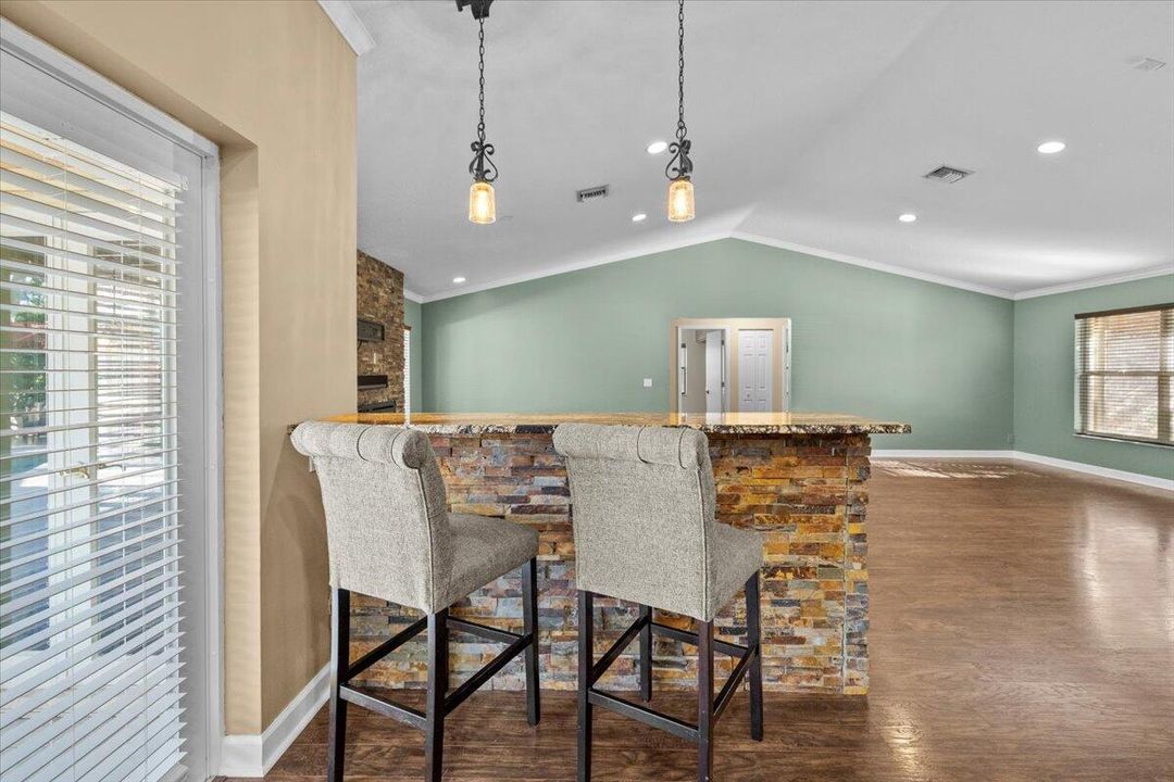 合同活跃: $775,000 (4 贝兹, 2 浴室, 2058 平方英尺)