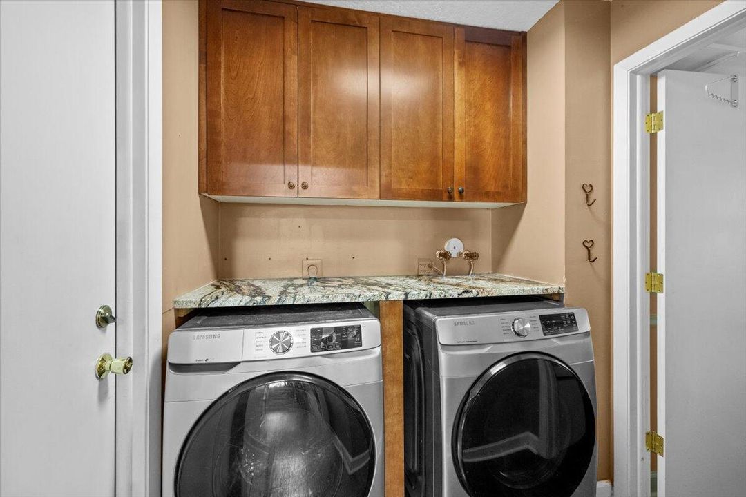 合同活跃: $775,000 (4 贝兹, 2 浴室, 2058 平方英尺)