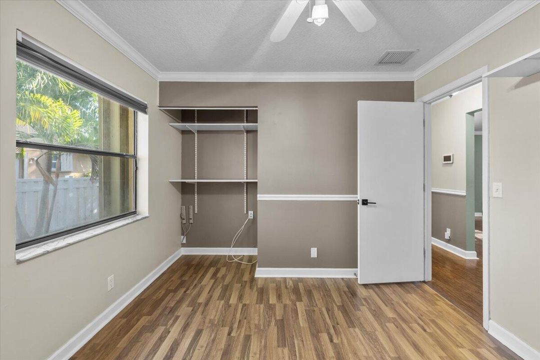 合同活跃: $775,000 (4 贝兹, 2 浴室, 2058 平方英尺)