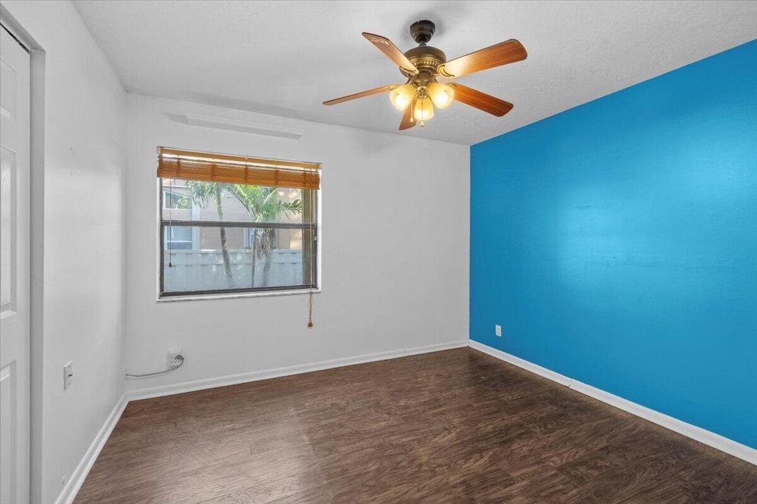 合同活跃: $775,000 (4 贝兹, 2 浴室, 2058 平方英尺)