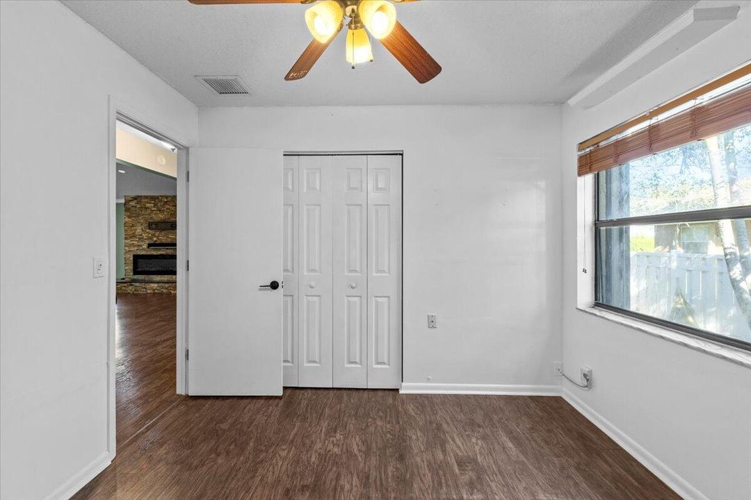 合同活跃: $775,000 (4 贝兹, 2 浴室, 2058 平方英尺)