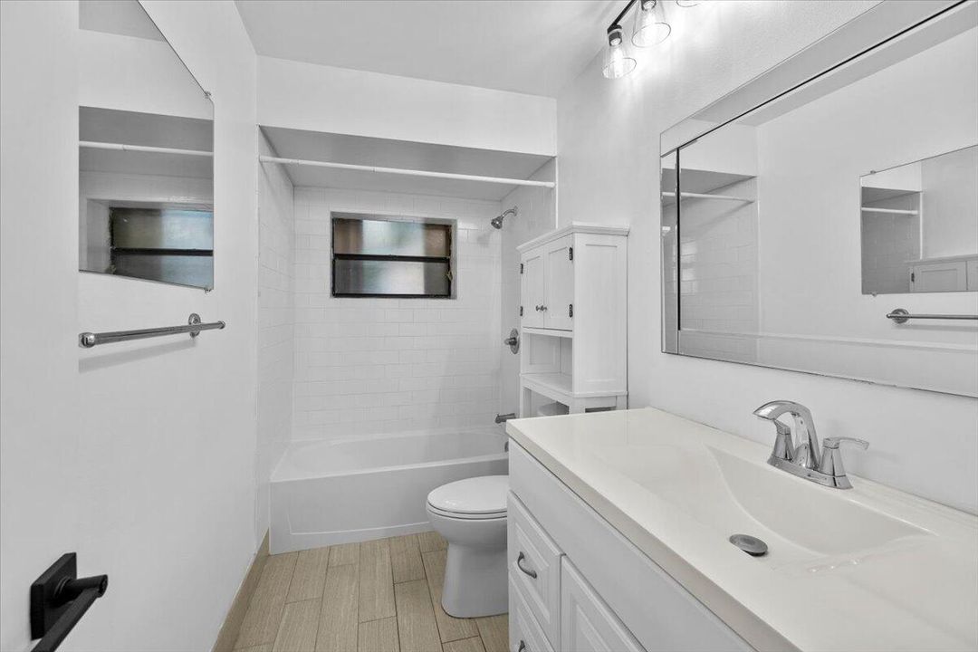 合同活跃: $775,000 (4 贝兹, 2 浴室, 2058 平方英尺)