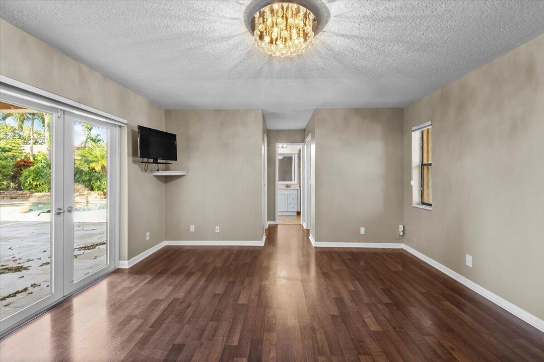 合同活跃: $775,000 (4 贝兹, 2 浴室, 2058 平方英尺)