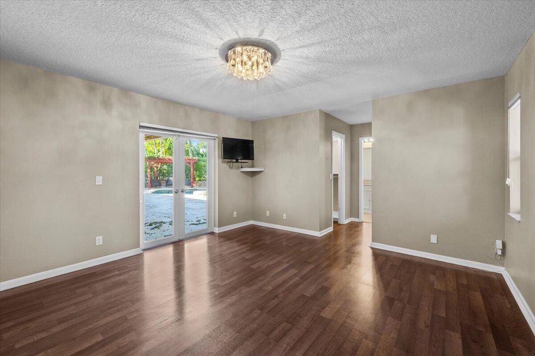 合同活跃: $775,000 (4 贝兹, 2 浴室, 2058 平方英尺)