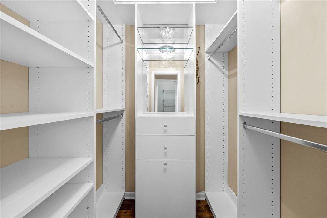 合同活跃: $775,000 (4 贝兹, 2 浴室, 2058 平方英尺)