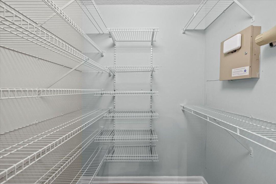 合同活跃: $775,000 (4 贝兹, 2 浴室, 2058 平方英尺)