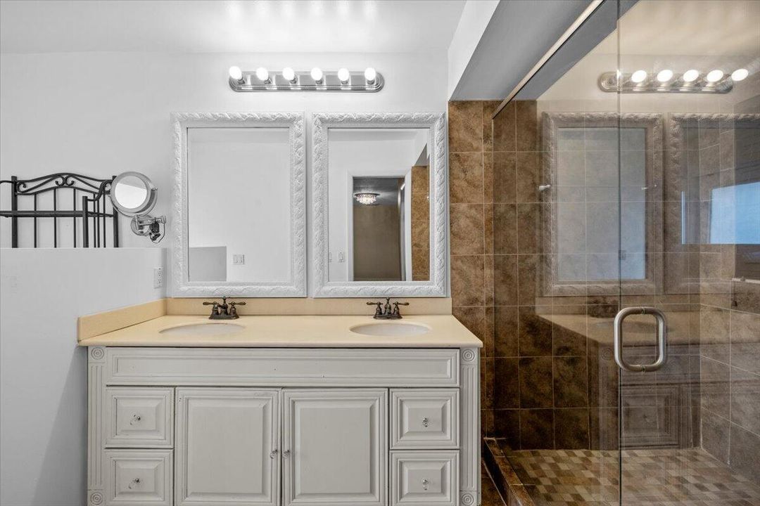 合同活跃: $775,000 (4 贝兹, 2 浴室, 2058 平方英尺)