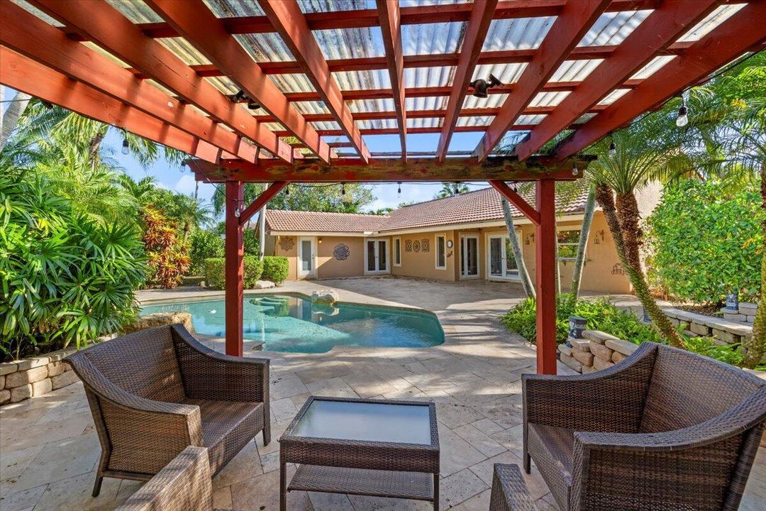 合同活跃: $775,000 (4 贝兹, 2 浴室, 2058 平方英尺)