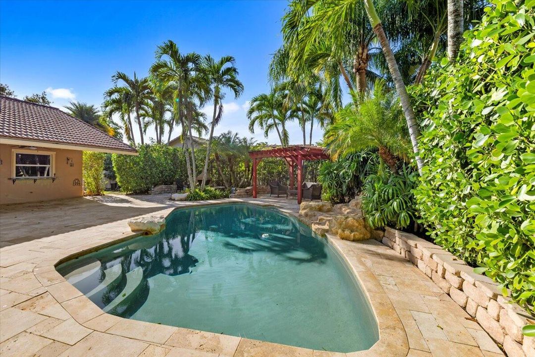 合同活跃: $775,000 (4 贝兹, 2 浴室, 2058 平方英尺)