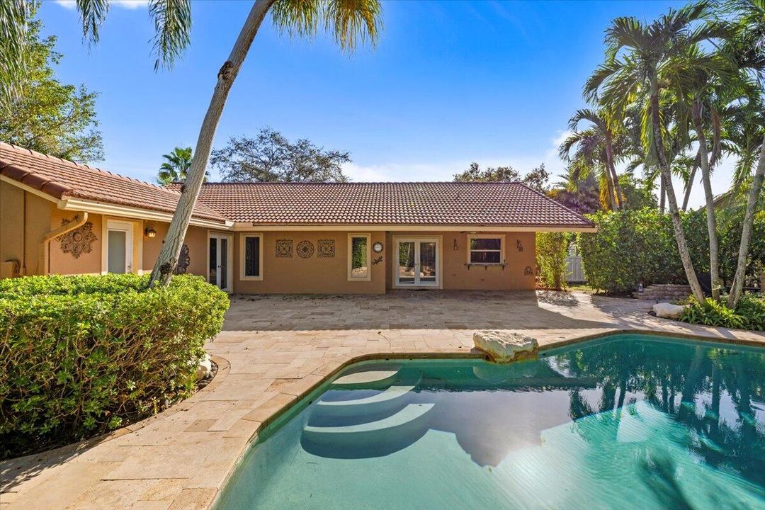 合同活跃: $775,000 (4 贝兹, 2 浴室, 2058 平方英尺)