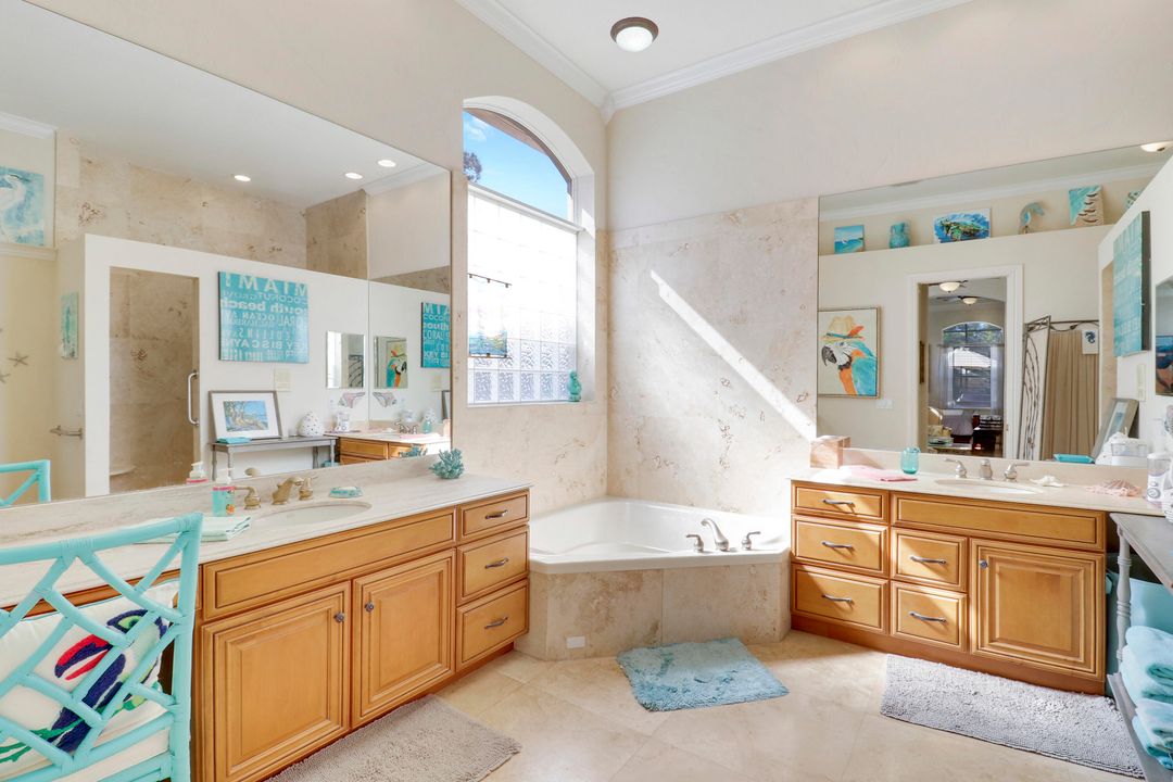 Под контрактом: $599,900 (4 спален, 2 ванн, 2827 Квадратных фут)