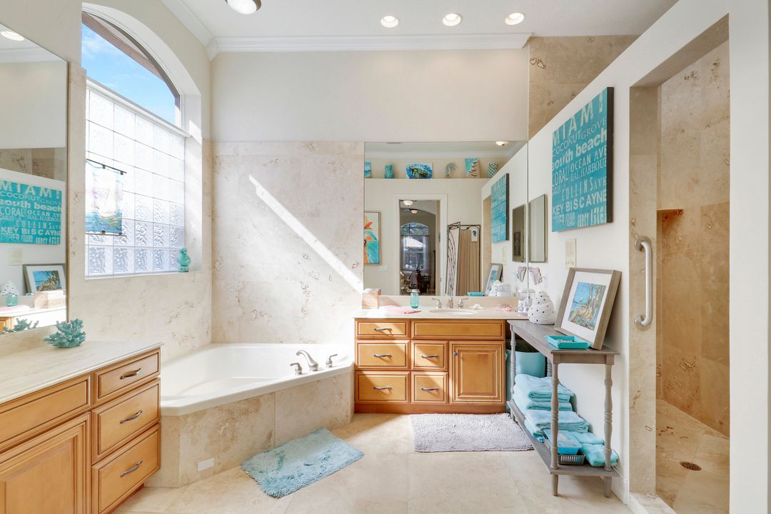 Под контрактом: $599,900 (4 спален, 2 ванн, 2827 Квадратных фут)