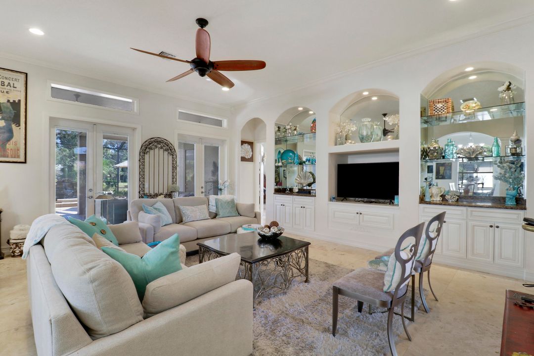 Под контрактом: $599,900 (4 спален, 2 ванн, 2827 Квадратных фут)